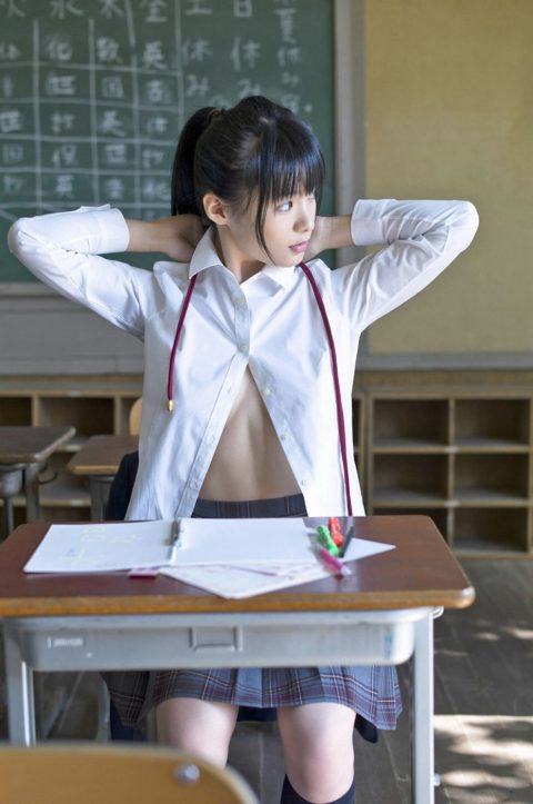 【制服】教室で着替えてるだけでエロさ10倍になるの何でなん？？（エロ画像）・3枚目