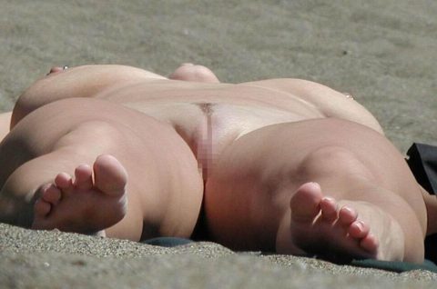 【くぱぁエロ】ヌーディストビーチでマンコの中まで日光消毒してる外人ネキのエロ画像・27枚目