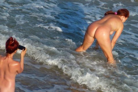 【おふざけビーチ】海外の陽キャまんさん、おふざけ行為も身体能力バリバリで草ｗｗｗｗｗｗｗ・6枚目