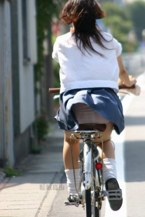 【街撮りパンチラ】春先になると通勤が楽しみになる自転車女子の“チャリパンチラ”エロ画像・6枚目