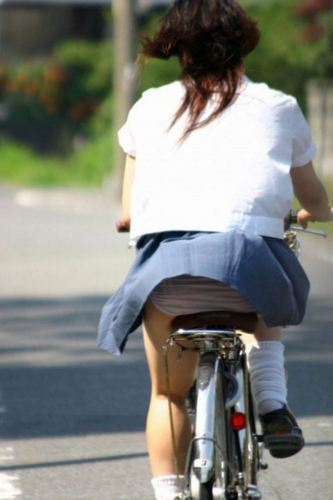 【街撮りパンチラ】春先になると通勤が楽しみになる自転車女子の“チャリパンチラ”エロ画像・9枚目