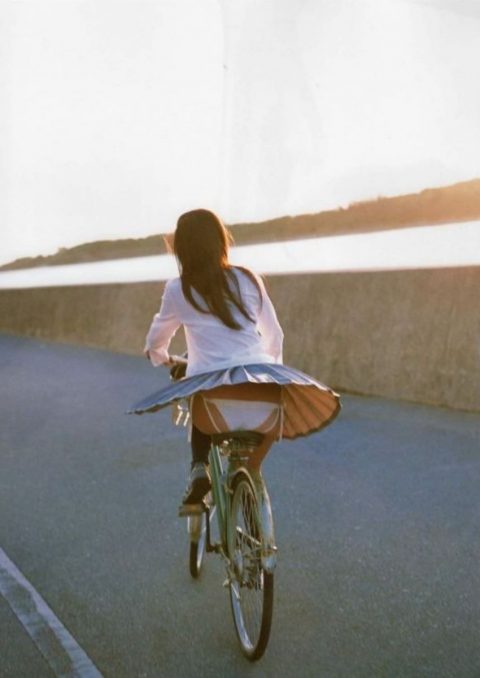 【街撮りパンチラ】春先になると通勤が楽しみになる自転車女子の“チャリパンチラ”エロ画像・22枚目