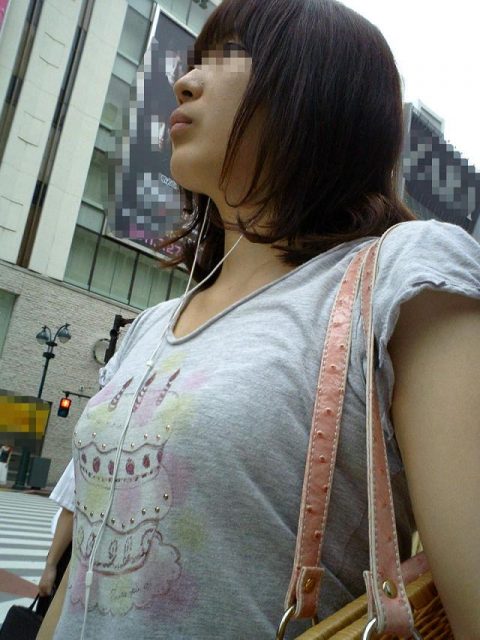【着衣巨乳エロ】ピッタリ系ファッションのお姉さん、街中でおっぱいを見せつける！！・24枚目