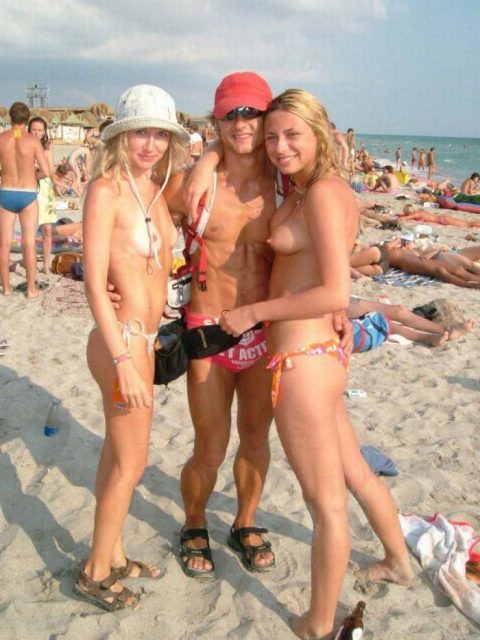 ヌーディストビーチでレズってる女の子たちが撮影される（75枚）・36枚目