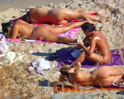 ヌーディストビーチでレズってる女の子たちが撮影される（75枚）・64枚目