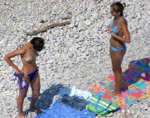 ヌーディストビーチでレズってる女の子たちが撮影される（75枚）・68枚目