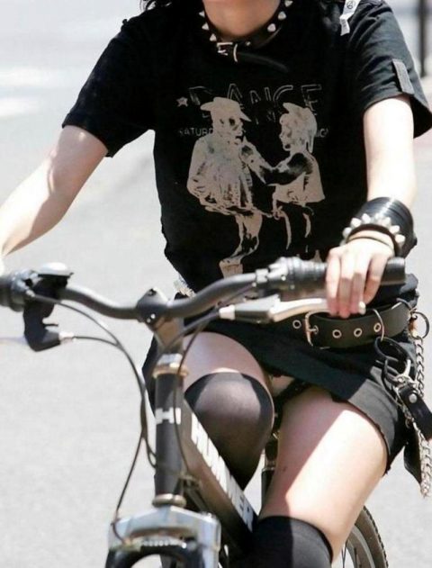 【チャリパンチラ】自転車通勤のOLまんさん、タイトスカートでパンチラ晒しまくってしまうｗｗｗｗｗｗｗ・3枚目