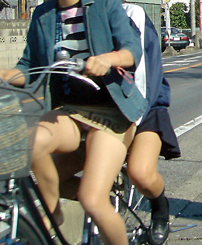 【チャリパンチラ】自転車通勤のOLまんさん、タイトスカートでパンチラ晒しまくってしまうｗｗｗｗｗｗｗ・6枚目