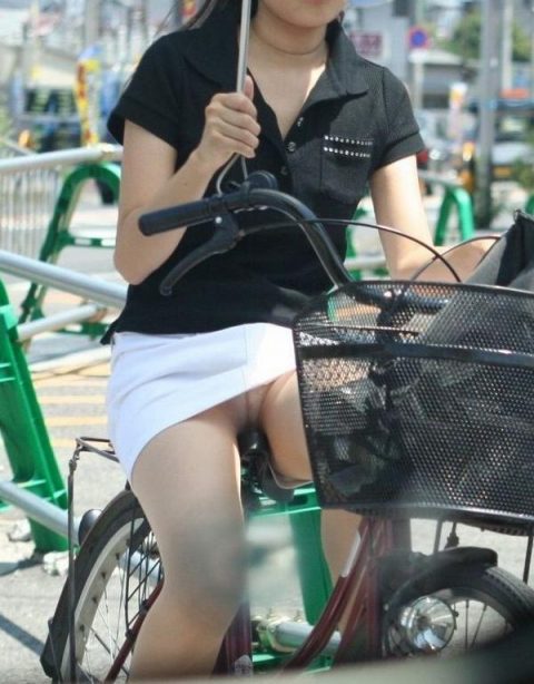 【チャリパンチラ】自転車通勤のOLまんさん、タイトスカートでパンチラ晒しまくってしまうｗｗｗｗｗｗｗ・15枚目