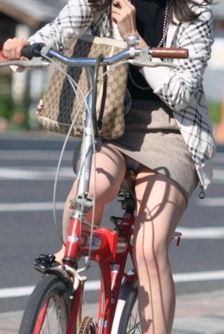 【チャリパンチラ】自転車通勤のOLまんさん、タイトスカートでパンチラ晒しまくってしまうｗｗｗｗｗｗｗ・20枚目