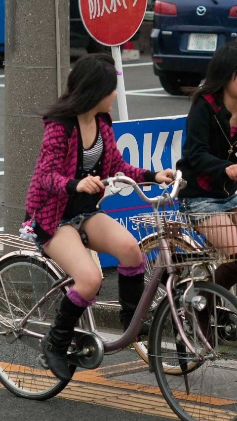 【チャリパンチラ】自転車通勤のOLまんさん、タイトスカートでパンチラ晒しまくってしまうｗｗｗｗｗｗｗ・21枚目