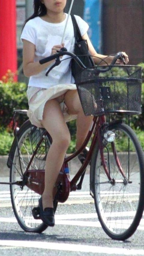 【チャリパンチラ】自転車通勤のOLまんさん、タイトスカートでパンチラ晒しまくってしまうｗｗｗｗｗｗｗ・22枚目