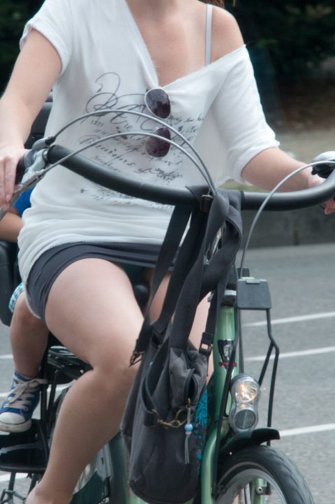 【チャリパンチラ】自転車通勤のOLまんさん、タイトスカートでパンチラ晒しまくってしまうｗｗｗｗｗｗｗ・23枚目