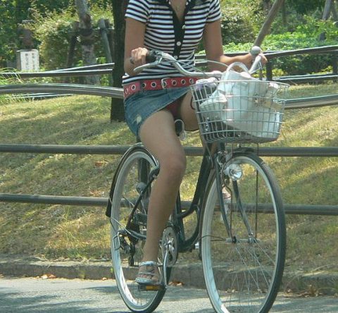 【チャリパンチラ】自転車通勤のOLまんさん、タイトスカートでパンチラ晒しまくってしまうｗｗｗｗｗｗｗ・24枚目