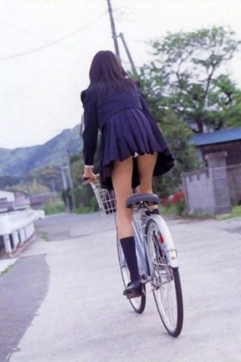 【ミニスカ女子】車移動の多い田舎より都会の方がしょっちゅう見られる“自転車パンチラ”のエロ画像・21枚目