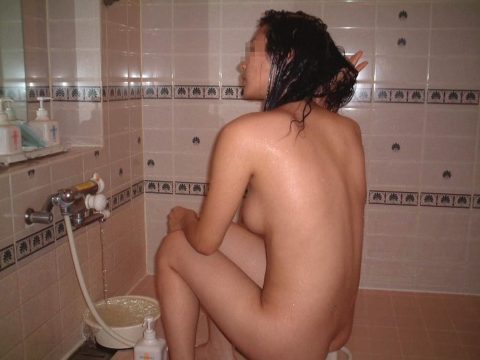 【エロ画像】シャワー中の彼女をこっそり撮った結果、思ったより豪快にケツ洗ってて草ｗｗｗｗｗｗｗ・2枚目