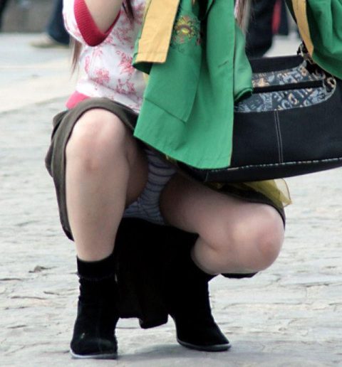 【街撮りパンチラ】スカートなのにその辺りですぐ座り込む女の子、パンチラ撮られまくってしまうｗｗｗｗｗｗ・16枚目