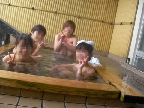【迷惑エロ】若者や海外旅行客がやりがちな温泉集合写真、普通に後ろに写っちゃうだろｗｗｗｗ・26枚目
