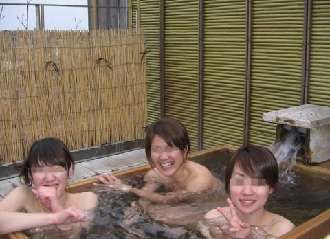【迷惑エロ】若者や海外旅行客がやりがちな温泉集合写真、普通に後ろに写っちゃうだろｗｗｗｗ・28枚目