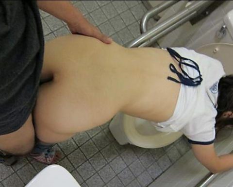 【迷惑行為】障害者用トイレを占拠してセックスしてる迷惑カップル、ネットに晒される！・16枚目