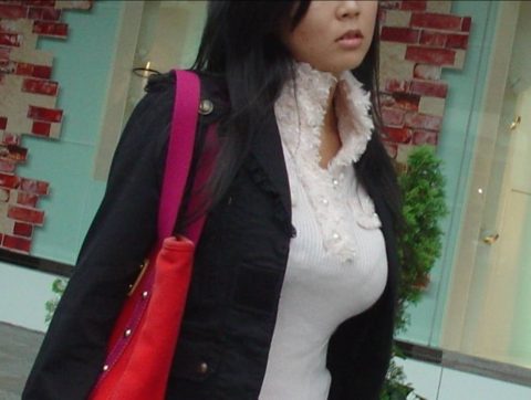 【おっぱいエロ】街でスマホ見ながらこっそり盗撮した“着衣巨乳女子”のエロ画像・22枚目