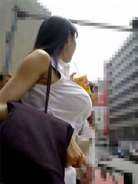 【おっぱいエロ】街でスマホ見ながらこっそり盗撮した“着衣巨乳女子”のエロ画像・28枚目