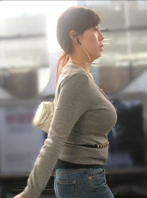 【おっぱいエロ】街でスマホ見ながらこっそり盗撮した“着衣巨乳女子”のエロ画像・32枚目