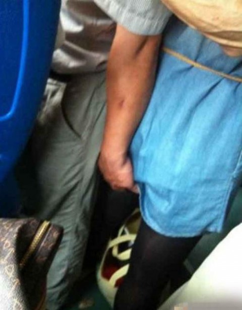 【痴漢の瞬間】電車で被害に遭っている女性たちの反応をご覧ください・・・114枚・89枚目
