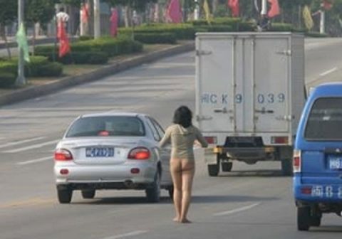 【露出狂】性への締め付けがキツイ中国で壊れてしまった女たち・・・（画像25枚）・15枚目