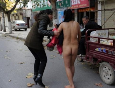 【露出狂】性への締め付けがキツイ中国で壊れてしまった女たち・・・（画像25枚）・5枚目
