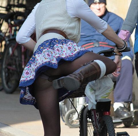 【画像あり】ミニスカで自転車に乗る女を露出狂認定するｗｗｗｗｗｗｗｗｗｗｗ・2枚目