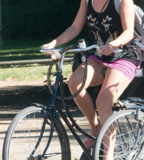 【画像あり】ミニスカで自転車に乗る女を露出狂認定するｗｗｗｗｗｗｗｗｗｗｗ・20枚目