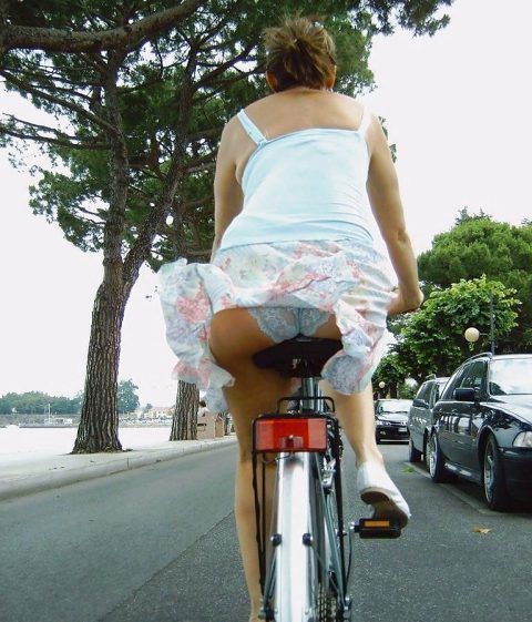 【画像あり】ミニスカで自転車に乗る女を露出狂認定するｗｗｗｗｗｗｗｗｗｗｗ・23枚目