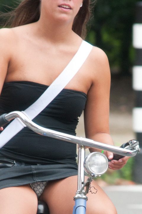 【画像あり】ミニスカで自転車に乗る女を露出狂認定するｗｗｗｗｗｗｗｗｗｗｗ・25枚目