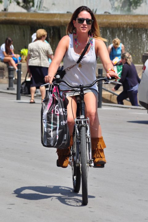 【画像あり】ミニスカで自転車に乗る女を露出狂認定するｗｗｗｗｗｗｗｗｗｗｗ・3枚目