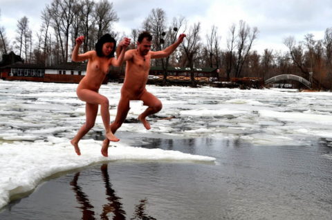 チンコを熱くさせてくれる全裸で寒中水泳を頑張る美女たち（画像30枚）・18枚目
