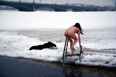 チンコを熱くさせてくれる全裸で寒中水泳を頑張る美女たち（画像30枚）・31枚目