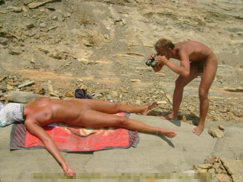 ヌーディストビーチで大胆に全裸で眠ってる美女たちのエロ画像集（28枚）・15枚目