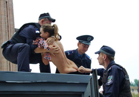 デモでおっぱい晒して警察に取り押さえられる海外美女のエロ画像集（34枚）・13枚目