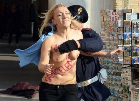 デモでおっぱい晒して警察に取り押さえられる海外美女のエロ画像集（34枚）・15枚目