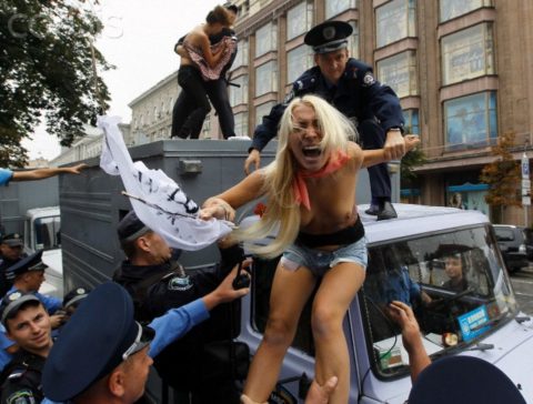 デモでおっぱい晒して警察に取り押さえられる海外美女のエロ画像集（34枚）・3枚目