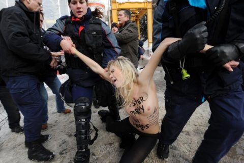 デモでおっぱい晒して警察に取り押さえられる海外美女のエロ画像集（34枚）・22枚目