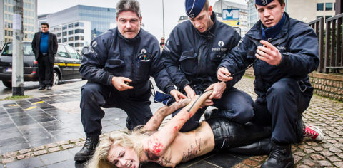 デモでおっぱい晒して警察に取り押さえられる海外美女のエロ画像集（34枚）・24枚目