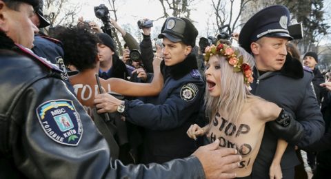 デモでおっぱい晒して警察に取り押さえられる海外美女のエロ画像集（34枚）・25枚目