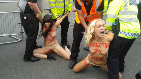 デモでおっぱい晒して警察に取り押さえられる海外美女のエロ画像集（34枚）・26枚目