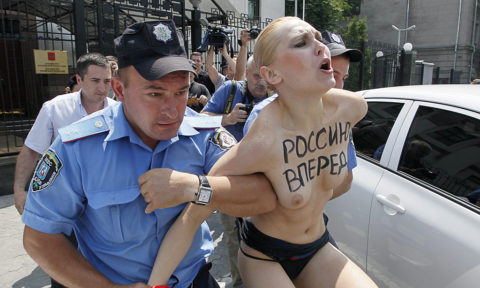 デモでおっぱい晒して警察に取り押さえられる海外美女のエロ画像集（34枚）・28枚目