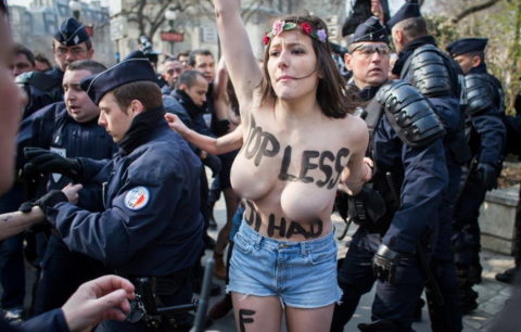 デモでおっぱい晒して警察に取り押さえられる海外美女のエロ画像集（34枚）・7枚目