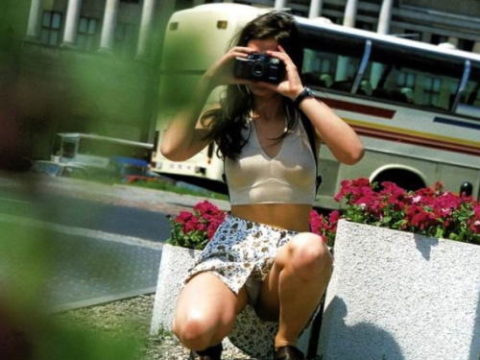 【街撮り】カメラが趣味の素人まんさん、一瞬の油断を盗撮されるｗｗｗｗｗ・1枚目