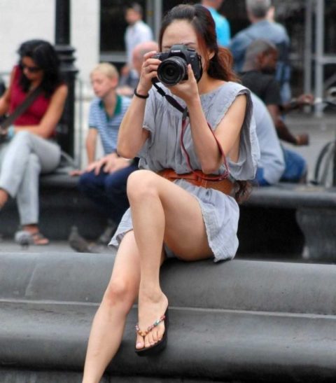 【街撮り】カメラが趣味の素人まんさん、一瞬の油断を盗撮されるｗｗｗｗｗ・16枚目