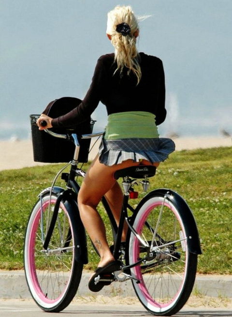【パンチラ盗撮】街中で撮られてしまった自転車女子のパンティをご覧くださいｗｗｗｗ・11枚目